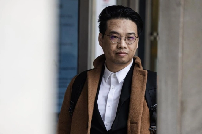 Khoa Tran rời tòa án cấp cao Toronto, ngày 6/5. Ảnh: Toronto Star