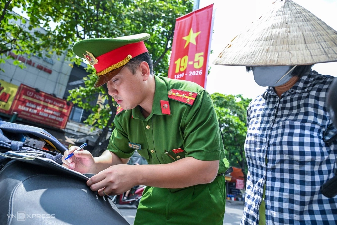 Công an phường Nghĩa Đô, Hà Nội xử phạt bán hàng rong trái phép. Ảnh: Giang Huy