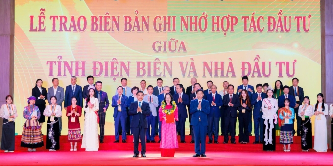 Đại diện Công ty Cổ phần Năng lượng VinEnergo (áo dài hồng) nhận biên bản ghi nhớ hợp tác đầu tư tại Hội nghị Xúc tiến Đầu tư tỉnh Điện Biên năm 2026. Ảnh: Vingroup
