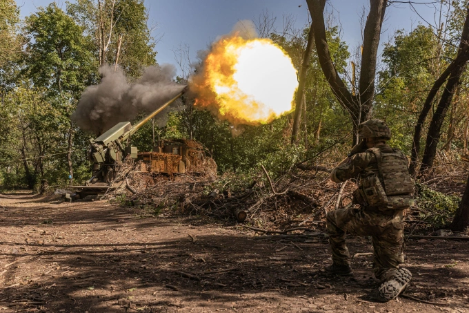 Lính Ukraine khai hỏa về phía lực lượng Nga ở Donetsk hồi tháng 8/2025. Ảnh: AFP