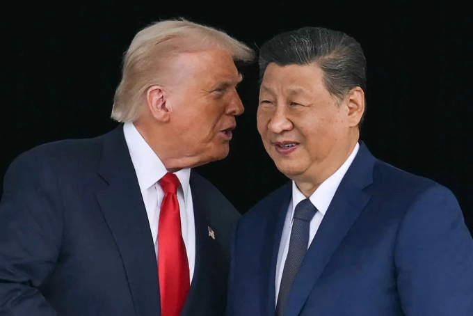 Tổng thống Mỹ Donald Trump (trái) và Chủ tịch Trung Quốc Tập Cận Bình tại Busan, Hàn Quốc, hồi tháng 10/2025. Ảnh: AFP