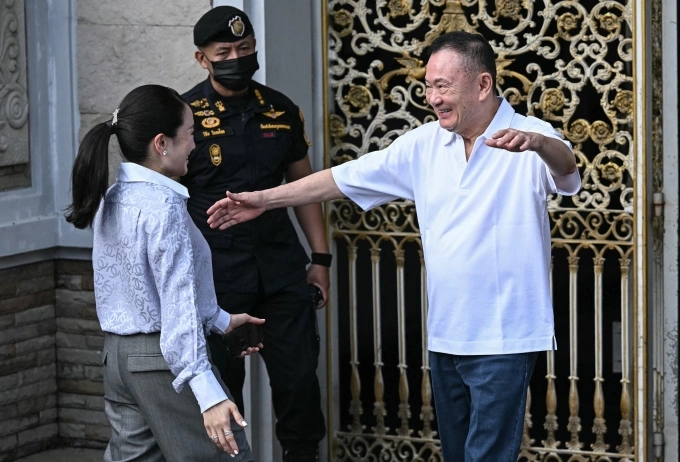 Ông Thaksin ôm con gái Paetongtarn Shinawatra khi ra tù. Ảnh: AFP