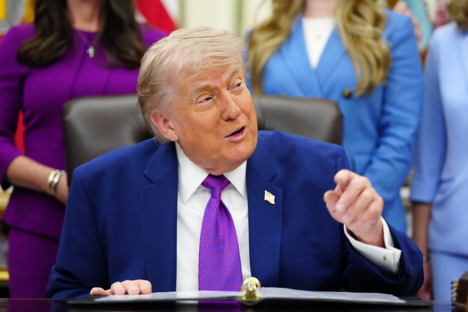 Tổng thống Donald Trump tại Phòng Bầu dục ở Nhà Trắng ngày 11/5. Ảnh: AP