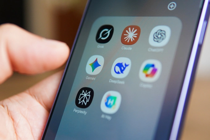 Logo các ứng dụng AI Grok, Claude, ChatGPT, Gemini, DeepSeek, Copilot, Perplexity, AI Hay trên điện thoại, tháng 3/2025. Ảnh: Lưu Quý