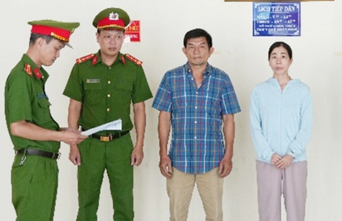 Vợ chồng Lê Văn Hải - Vũ Thanh Thủy nghe đọc quyết định khởi tố. Ảnh: Công an Cần Thơ