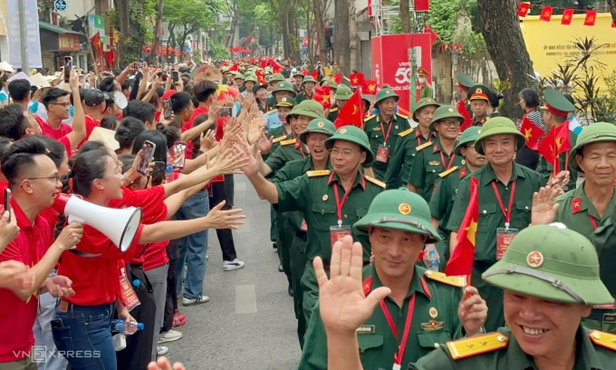 Khối Cựu chiến binh giao lưu với người dân trên đường Quán Thánh, Hà Nội, dịp A80 năm 2025. Ảnh: Gia Chính