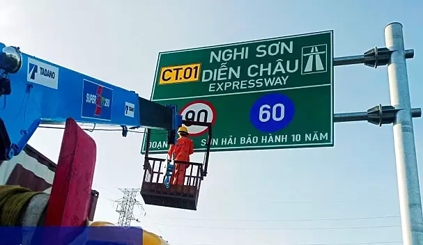 Tập đoàn Sơn Hải từng gây tranh cãi khi đặt biển giao thông có tên nhà thầu. Ảnh: Phương Linh