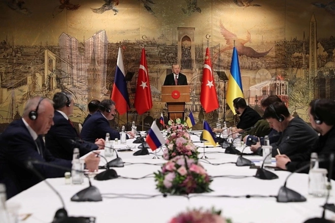 Tổng thống Thổ Nhĩ Kỳ Tayyip Erdogan phát biểu khi phái đoàn Nga (trái) và Ukraine gặp nhau tại thành phố Istanbul, hồi cuối tháng 3/2022. Ảnh: Reuters