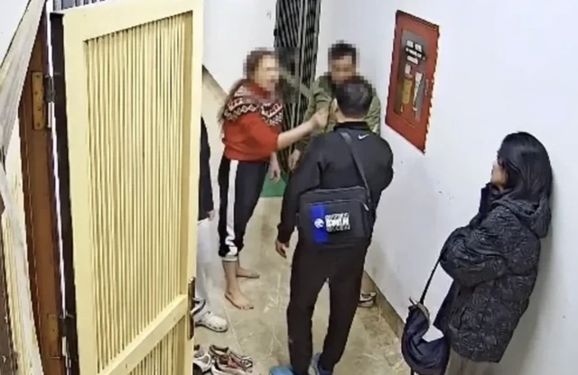 Bị cáo Vân Anh (áo đỏ) khi xảy ra sự việc. Ảnh: Cắt từ video