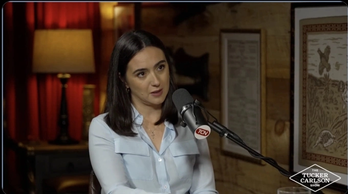 Yuliia Mendel tham gia chương trình podcast của nhà bình luận chính trị Mỹ Tucker Carlson. Ảnh: Kyiv Post