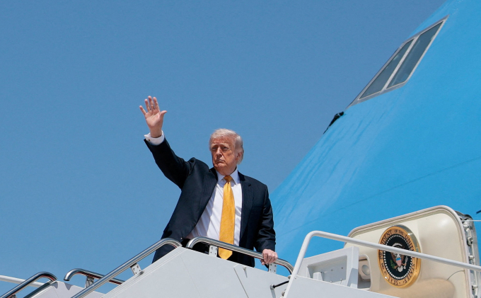 Ông Trump vẫy chào từ chuyên cơ Không lực Một. Ảnh: Reuters