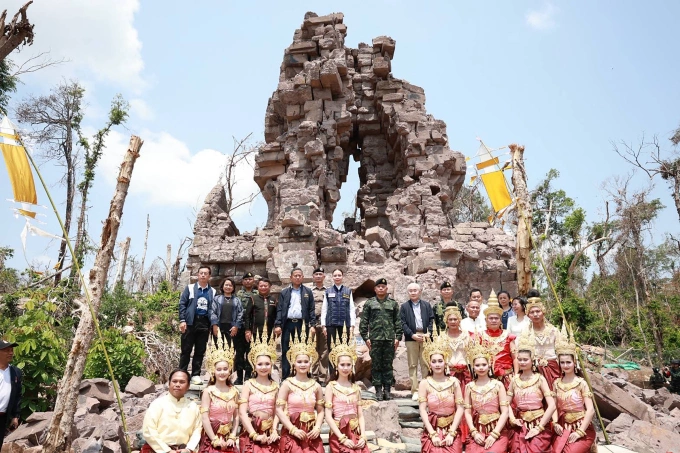 Giới chức Thái Lan tổ chức một buổi lễ tại di tích đền Ta Kwai (Campuchia gọi là Ta Krabey) ngày 22/4. Ảnh: AFP