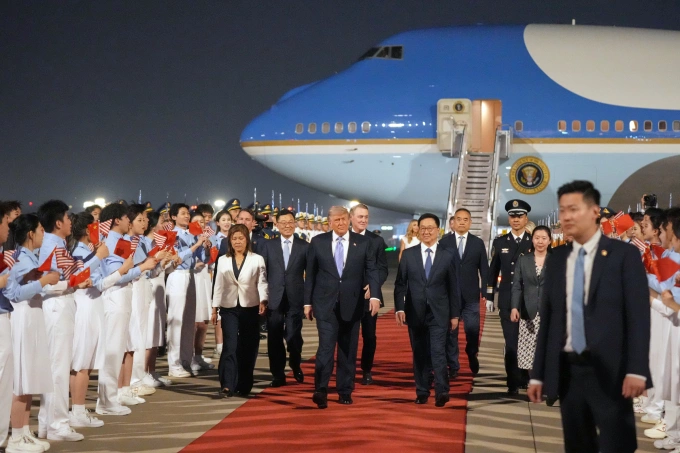 Tổng thống Mỹ Donald Trump và Phó Chủ tịch Trung Quốc Hàn Chính tại sân bay thủ đô Bắc Kinh ngày 13/5. Ảnh: AP