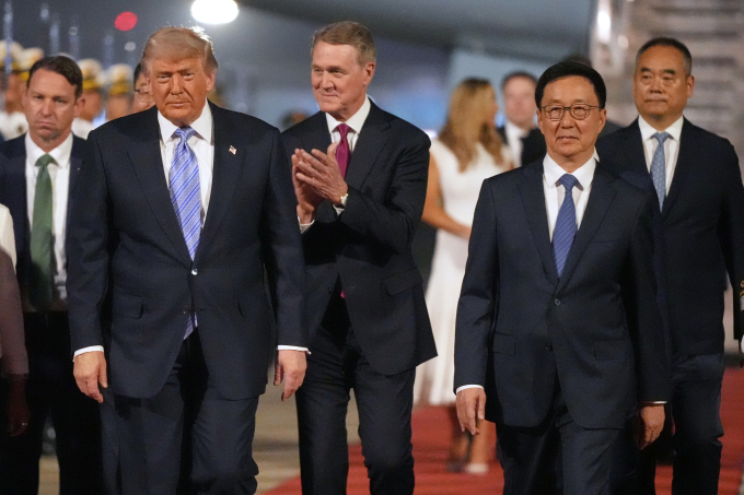 Tổng thống Mỹ Donald Trump (trái) và Phó chủ tịch Trung Quốc Hàn Chính tại sân bay thủ đô Bắc Kinh ngày 13/5. Ảnh: AP