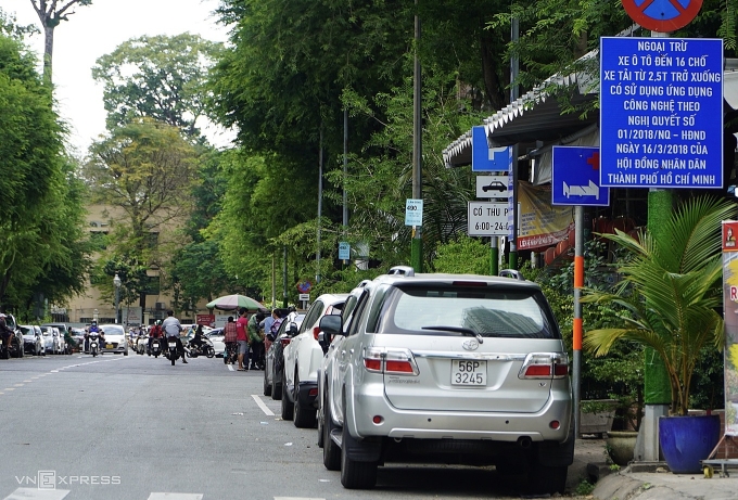 Nơi cho phép đỗ xe dưới lòng đường có thu phí khu vực đường Hồng Bàng, quận 5 cũ. Ảnh: Giang Anh