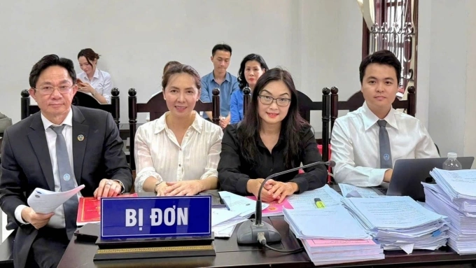 Bà Ngọc Anh (áo trắng) cùng 3 luật sư và người đại diện tại tòa. Ảnh: Bình Nguyên