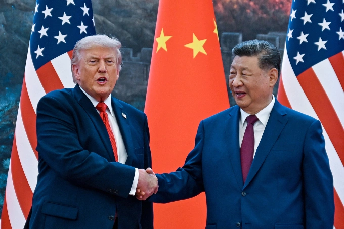 Tổng thống Mỹ Donald Trump (trái) và Chủ tịch Trung Quốc Tập Cận Bình bắt tay tại Đại lễ đường Nhân dân ở Bắc Kinh ngày 14/5. Ảnh: AFP