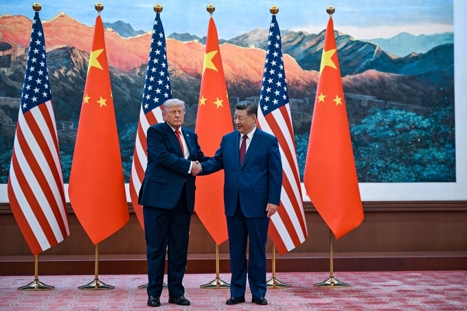 Chủ tịch Trung Quốc Tập Cận Bình (phải) và Tổng thống Mỹ Donald Trump tại Đại lễ đường Nhân dân ở Bắc Kinh ngày 14/5. Ảnh: AFP