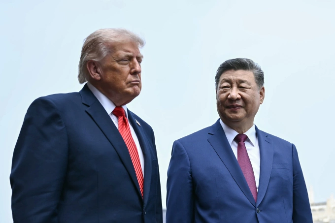 Chủ tịch Trung Quốc Tập Cận Bình (phải) và Tổng thống Mỹ Donald Trump thăm Thiên Đàn ở Bắc Kinh ngày 14/5. Ảnh: AP