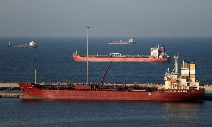 Tàu dầu neo đậu ở Muscat, Oman. gần eo biển Hormuz ngày 7/3. Ảnh: Reuters