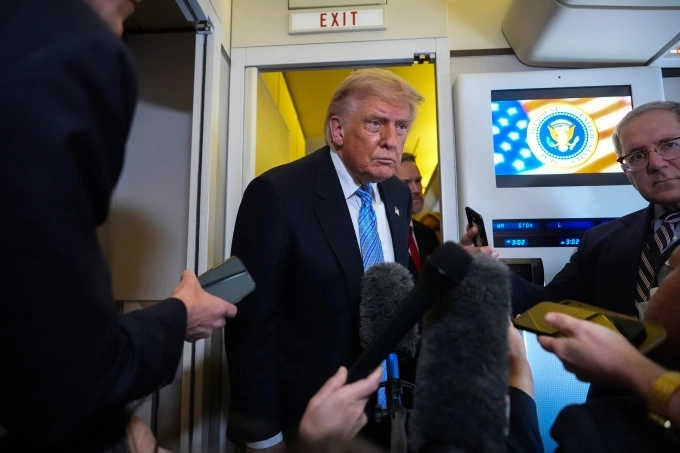Tổng thống Mỹ Donald Trump phát biểu với các phóng viên trên chuyên cơ Không lực Một ngày 15/5. Ảnh: AP