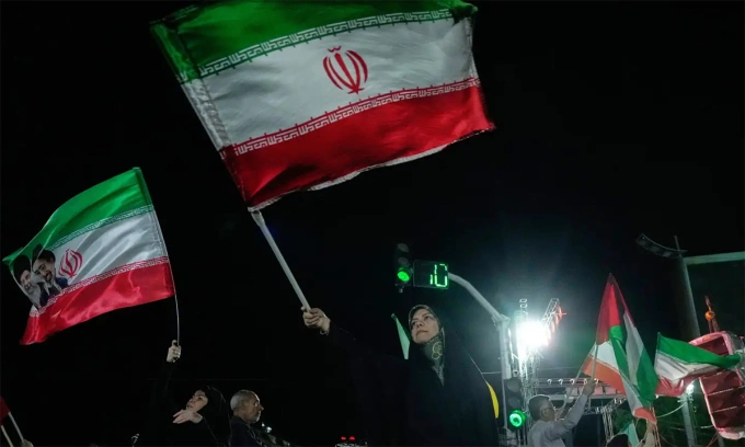 Người Iran mang theo quốc kỳ tham gia mít tinh tại thủ đô Tehran ngày 27/4. Ảnh: AP