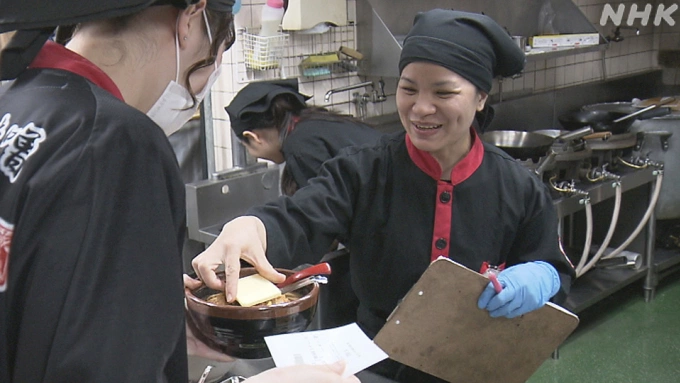 Các nhân viên ngoại quốc làm việc trong khu bếp của một chuỗi nhà ramen, chi nhánh tại tỉnh Chiba, Nhật Bản. Ảnh: NHK