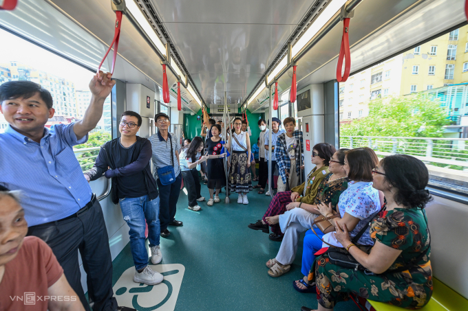 Người dân di chuyển trên tuyến Metro Nhổn - ga Hà Nội. Ảnh: Giang Huy