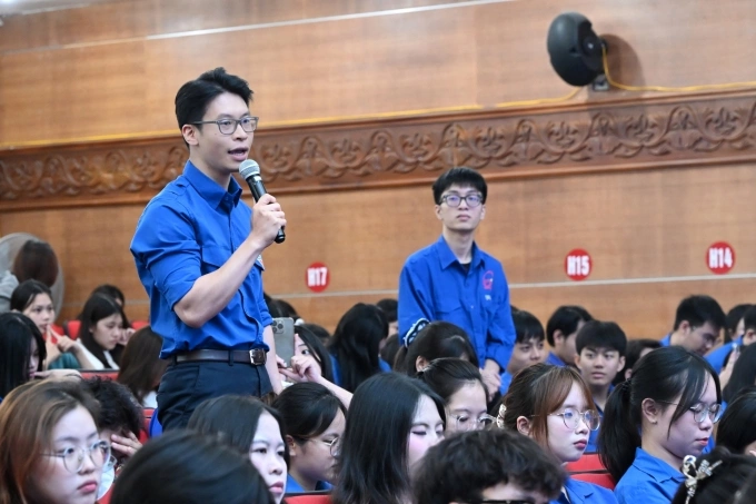 Đoàn viên thanh niên 4V1M chia sẻ vấn đề quan tâm và đặt câu hỏi với lãnh đạo. Ảnh: Trọng Đạt