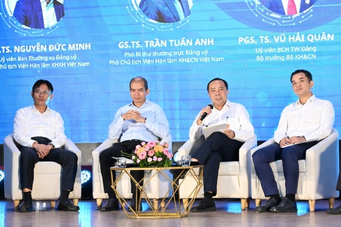 Lãnh đạo khối 4V1M giải đáp vướng mắc của các sinh viên và nhà khoa học trẻ. Ảnh: Trọng Đạt