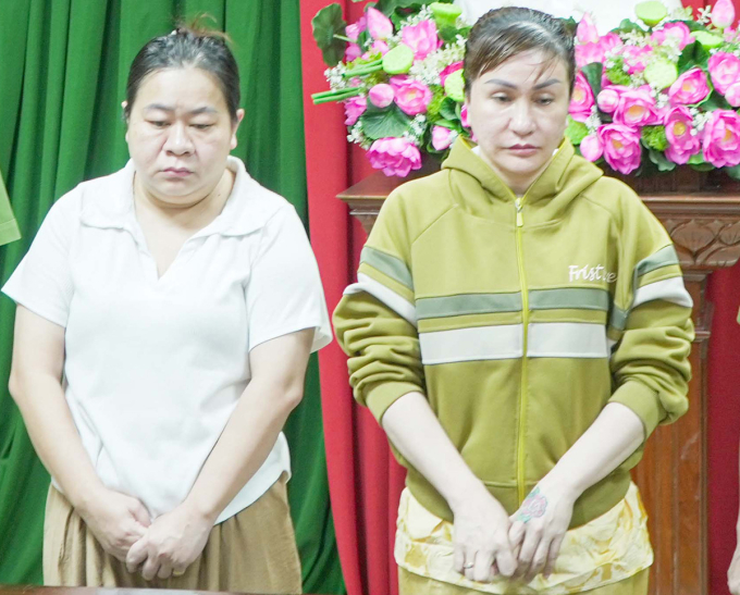 Nguyễn Thị Thu Đông và Lầu Thị Giang (trái) tại cơ quan điều tra. Ảnh: Công an Cần Thơ