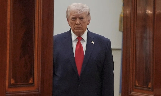 Tổng thống Donald Trump tới phát biểu về xung đột Iran từ Đại sảnh Thập tự của Nhà Trắng ngày 1/4. Ảnh: Reuters
