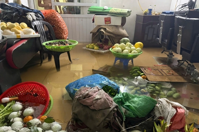 Nước mưa kèm theo đất đá tràn vào nhà dân ở Quảng Ninh, ngày 19/5. Ảnh: Phạm Hùng
