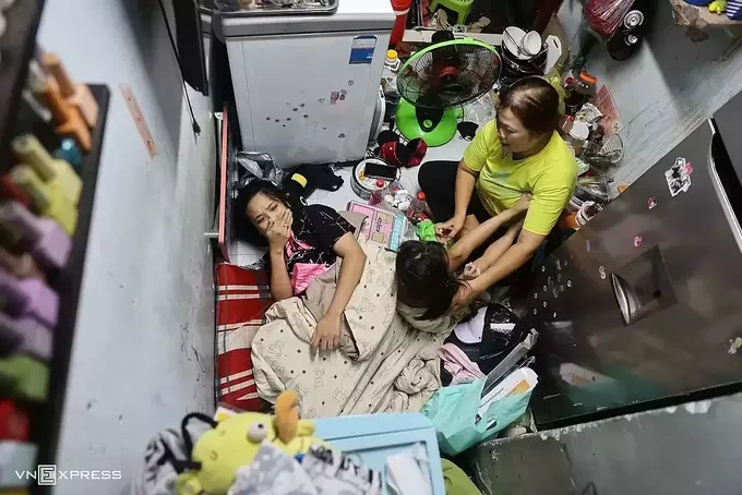 Gia đình bà Phương Thảo, 49 tuổi cũng sống trong căn nhà vỏn vẹn 6 m2 có hai tầng ở khu chợ Gà - Gạo. Ảnh: Đình Văn