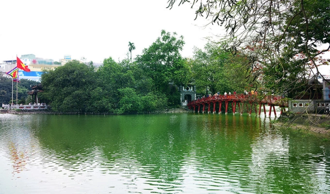 Hồ Gươm (Hà Nội) và các công trình lân cận. Ảnh: Giang Huy
