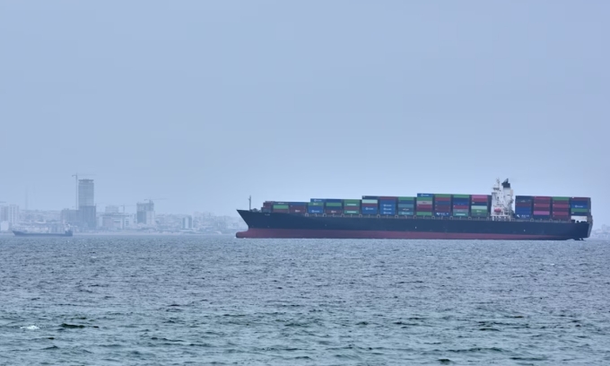 Một tàu container tại eo biển Hormuz ngoài khơi đảo Qeshm, Iran, hôm 18/4. Ảnh: AP