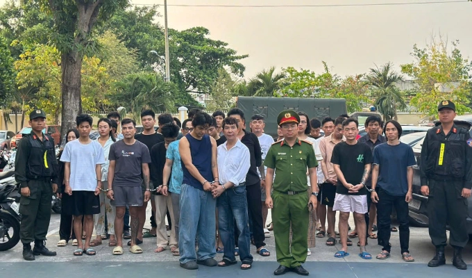 Ca sĩ Long Nhật, Sơn Ngọc Minh (giữa) cùng những người bị khởi tố. Ảnh: Công an TP HCM