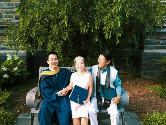 Tiến và bố mẹ trong khuôn viên Đại học Duke, hôm 8/5. Ảnh: Nhân vật cung cấp