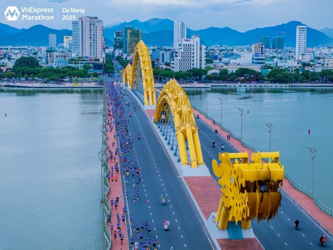 Athletes run through Dragon Bridge during VnExpress Marathon Da Nang 2025. Photo courtesy of VnExpress Marathon