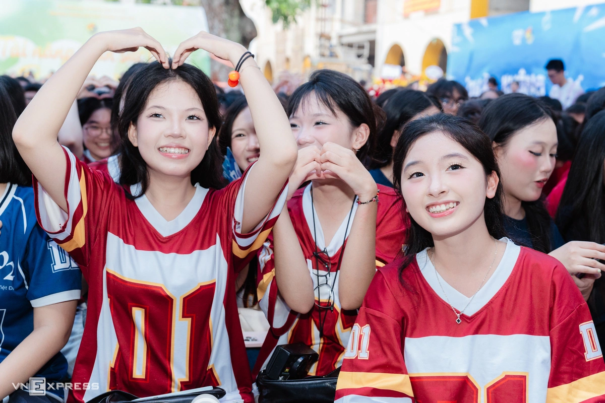 Học trò bùng nổ, nâng bổng cô giáo trong lễ trưởng thành Học trò bùng nổ, nâng bổng cô giáo trong lễ trưởng thành
