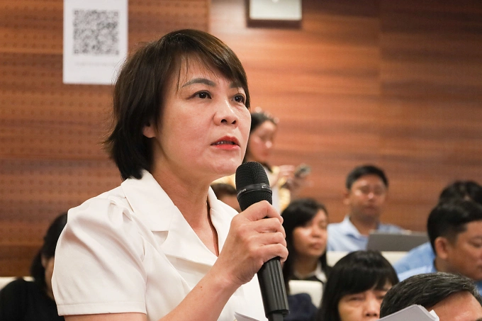 Bà Trương Thị Thu Thảo, Phó Ban Xây dựng Đảng ủy phường Nam Nha Trang, nêu ý kiến tại hội nghị. Ảnh: Minh Khuê