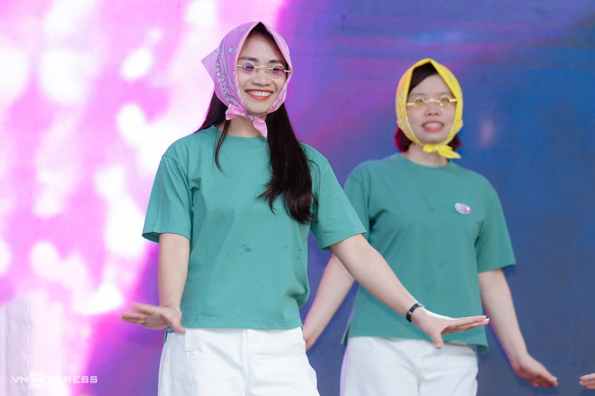 Học trò bùng nổ, nâng bổng cô giáo trong lễ trưởng thành Học trò bùng nổ, nâng bổng cô giáo trong lễ trưởng thành
