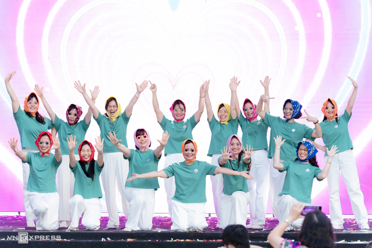 Học trò bùng nổ, nâng bổng cô giáo trong lễ trưởng thành Học trò bùng nổ, nâng bổng cô giáo trong lễ trưởng thành