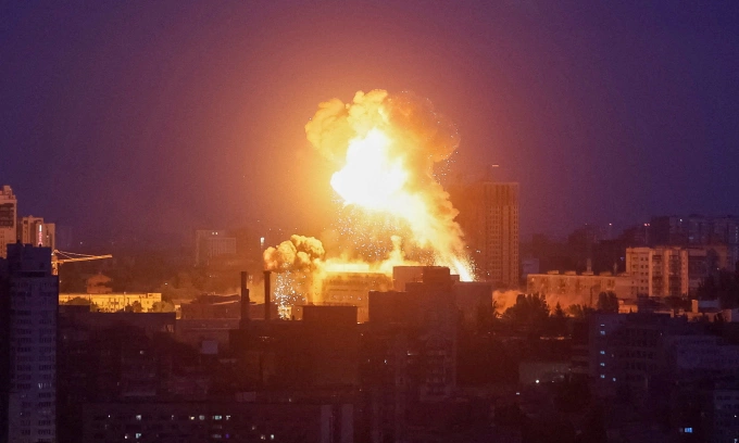 Vụ nổ bùng lên tại Kiev trong đòn tập kích sáng 24/5. Ảnh: Reuters