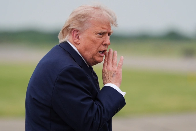 Tổng thống Mỹ Donald Trump tại sân bay Morristown ở New Jersey ngày 22/5. Ảnh: AP
