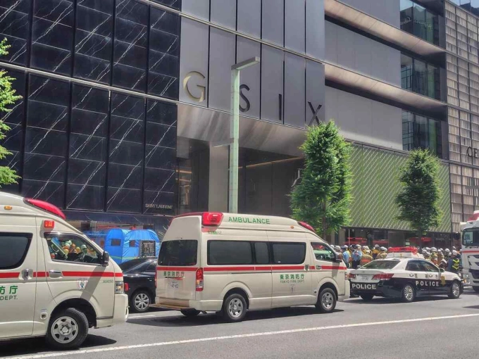 Xe cảnh sát, cứu thương tại hiện trường vụ tấn công bằng khí lạ ở Ginza, trung tâm Tokyo, ngày 25/5. Ảnh: X/Saito28