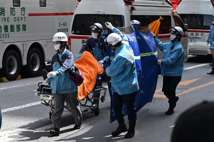 Nhân viên y tế di chuyển người bị thương tại Ginza, Tokyo, ngày 25/5. Ảnh: AFP
