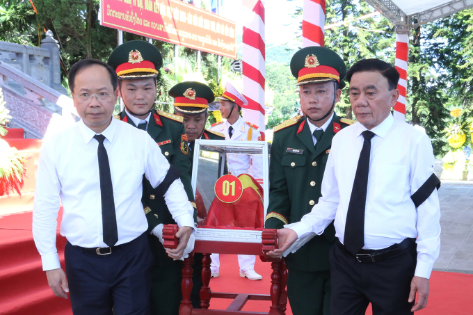 Thường trực Ban Bí thư Trần Cẩm Tú dự lễ an táng 9 liệt sĩ hy sinh tại Lào