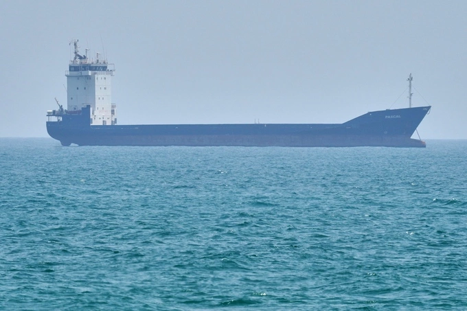 Một tàu chở dầu neo đậu trên eo biển Hormuz ngoài khơi đảo Qeshm của Iran hôm 18/4. Ảnh: AP