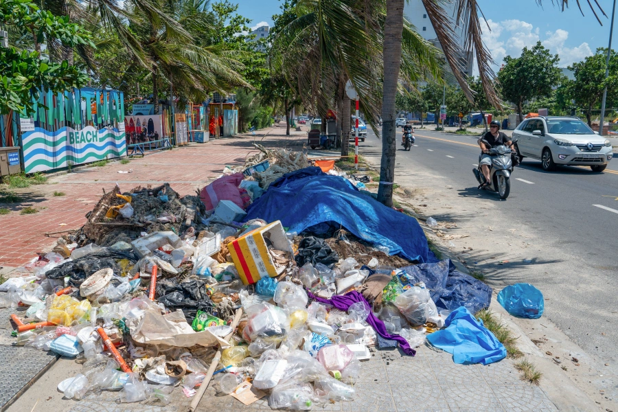 Trash overwhelms Da Nang's tourist streets and beachfront